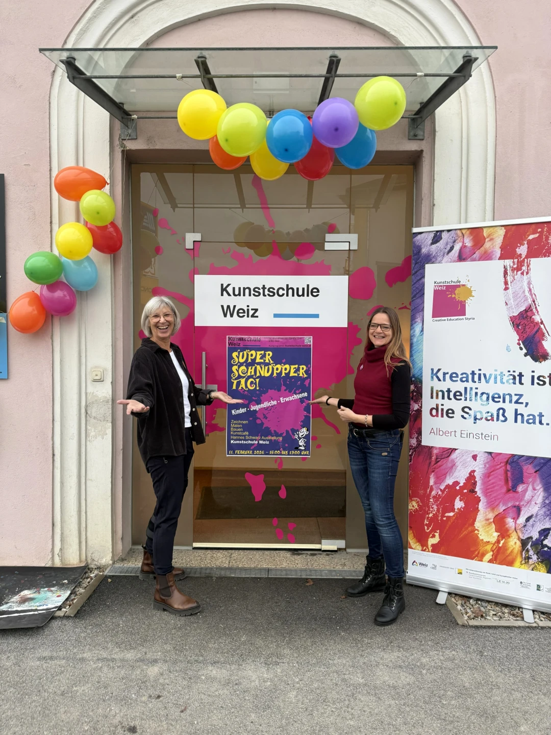 Interview Kunstschule Anita Buchgraber & Gudrun Eggenreich vor dem Eingang der Kunstschule Weiz